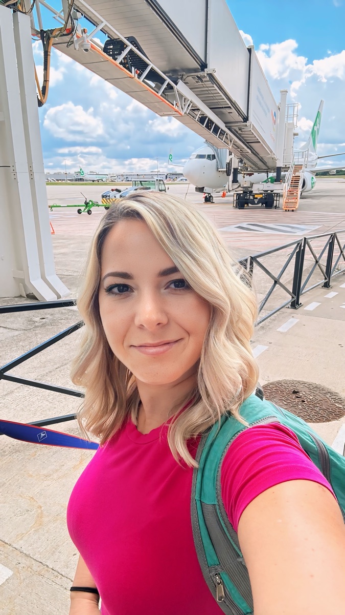 Yane subiendo a un avión