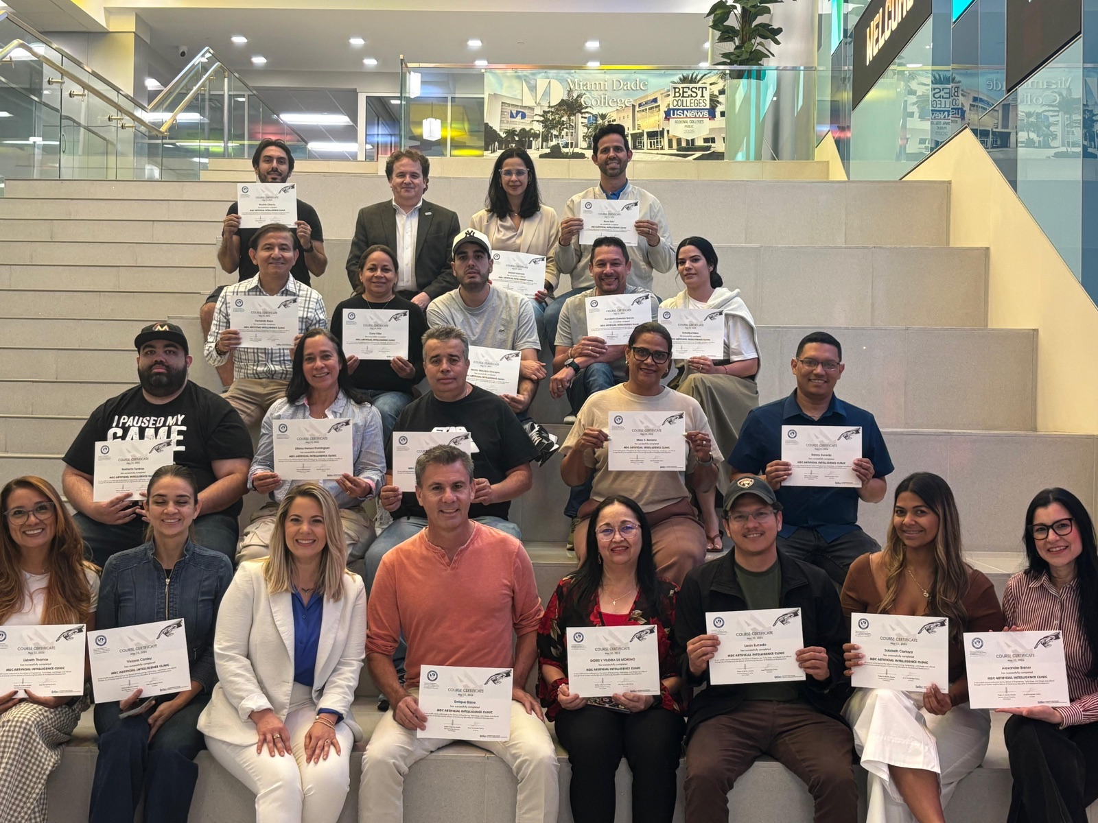 Una clase completa de la Clínica de IA con sus certificados en las escaleras de Miami Dade College, West Campus
