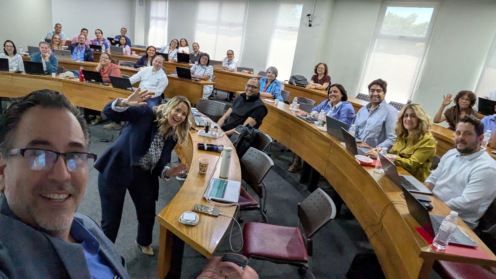 Yane enseñando en un aula anfiteatro llena en República Dominicana